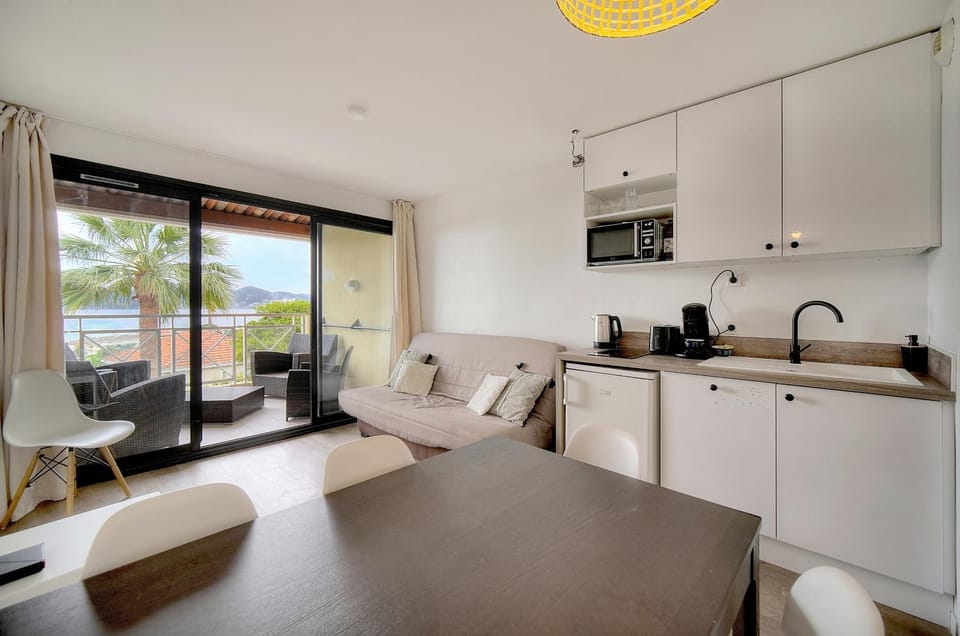 Kitchen or kitchenette, Living room, Dining area, stove