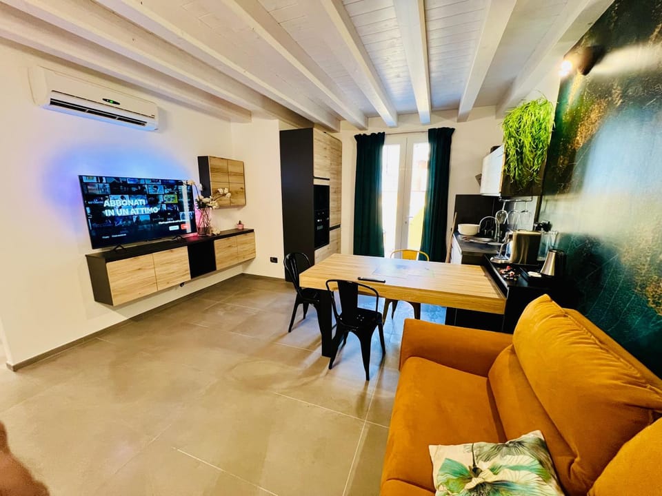 TV and multimedia, Kitchen or kitchenette, Seating area, Dining area