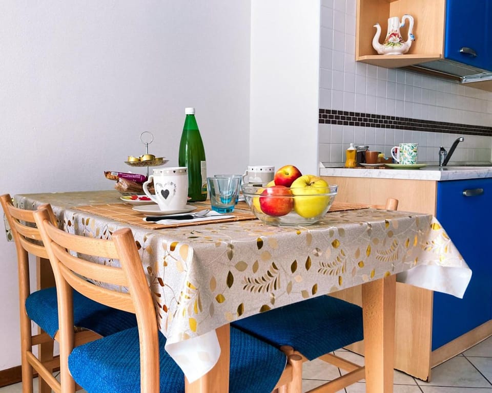 Kitchen or kitchenette, Food and drinks, Dining area