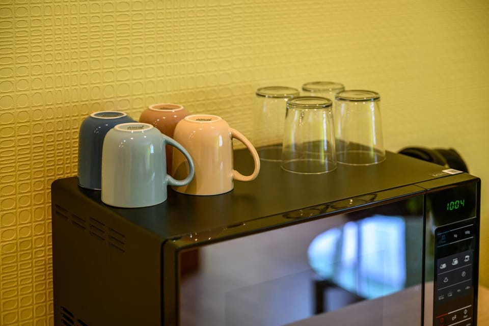 Coffee/tea facilities, microwave