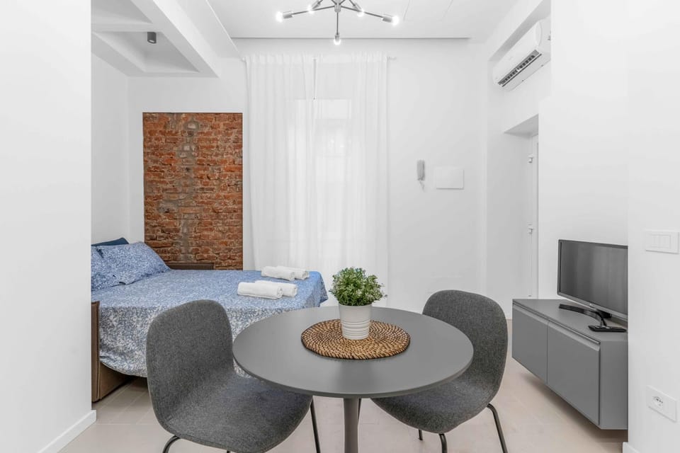 Bed, TV and multimedia, Living room, Seating area, Dining area