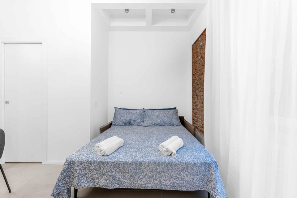 Bed, towels