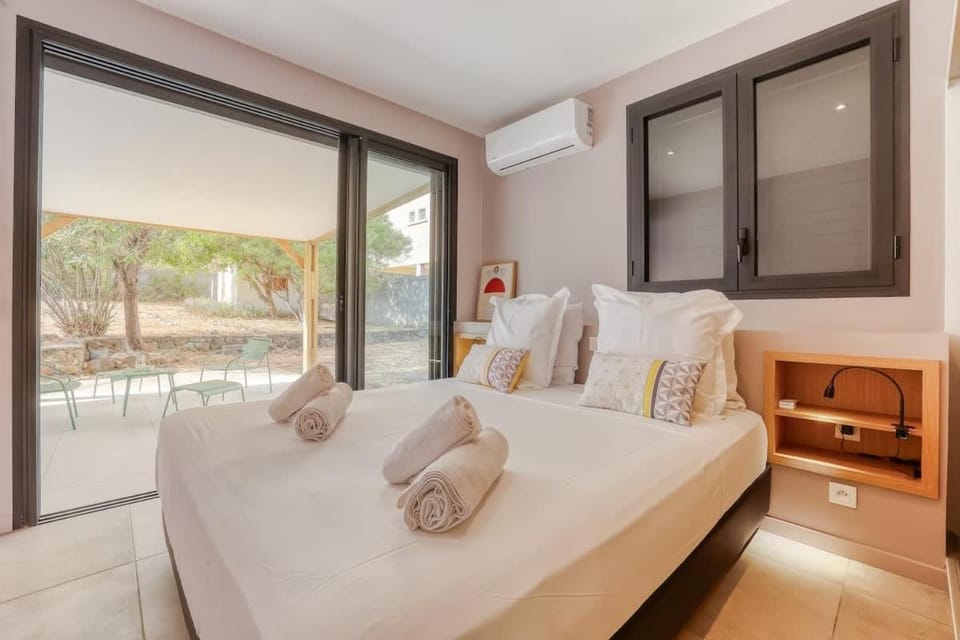 Bed, Photo of the whole room, Bedroom, air conditioner