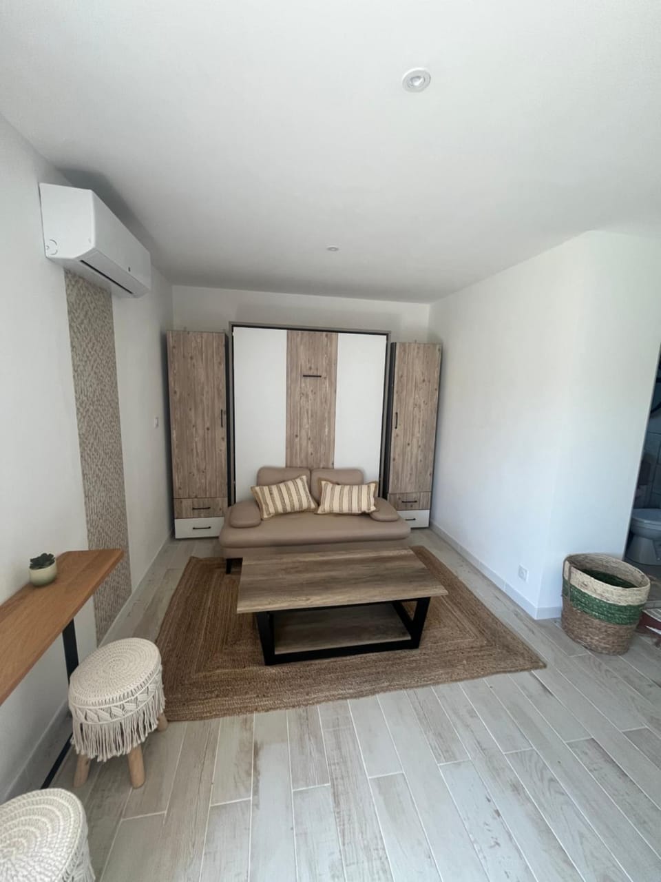 Bed, Living room, Photo of the whole room