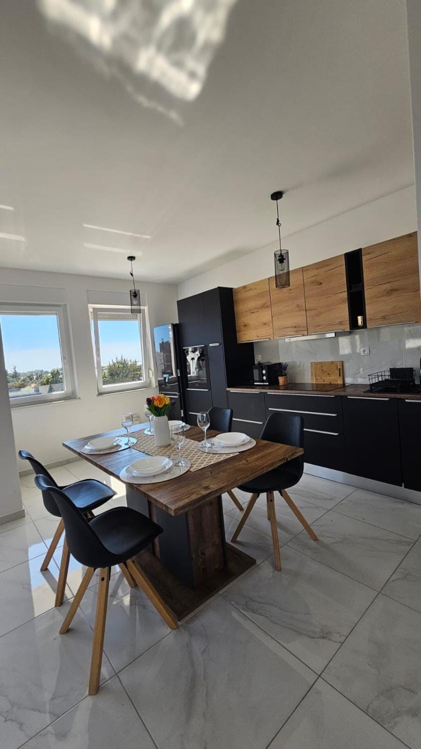 Dining area, kitchen
