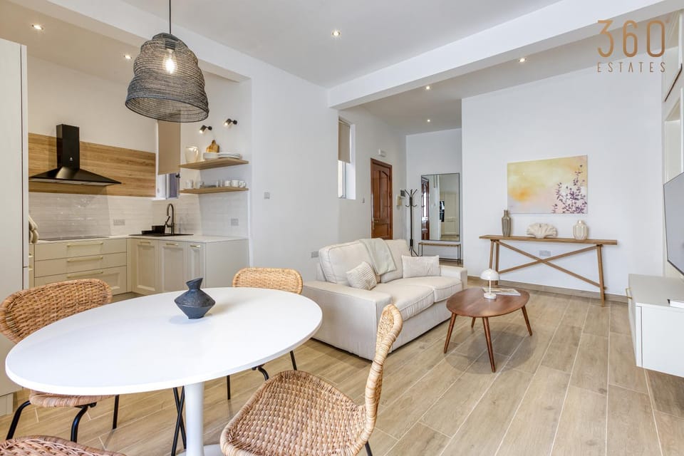 Kitchen or kitchenette, Living room, Seating area, Dining area