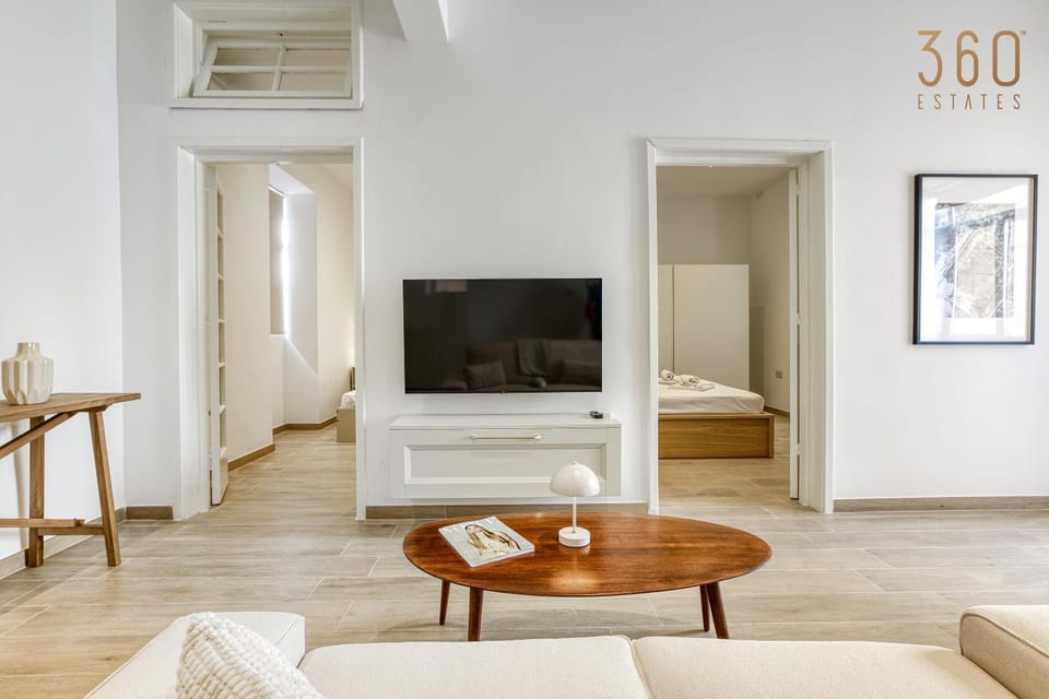Communal lounge/ TV room, TV and multimedia, Living room, Seating area, Evening entertainment