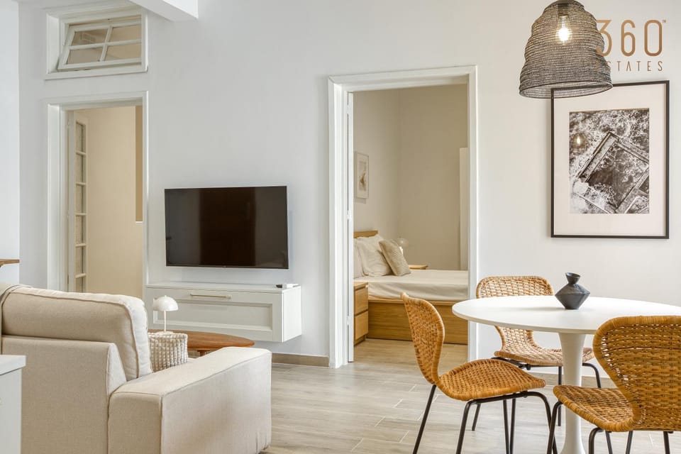 Communal lounge/ TV room, TV and multimedia, Living room, Seating area, Dining area, Evening entertainment, air conditioner
