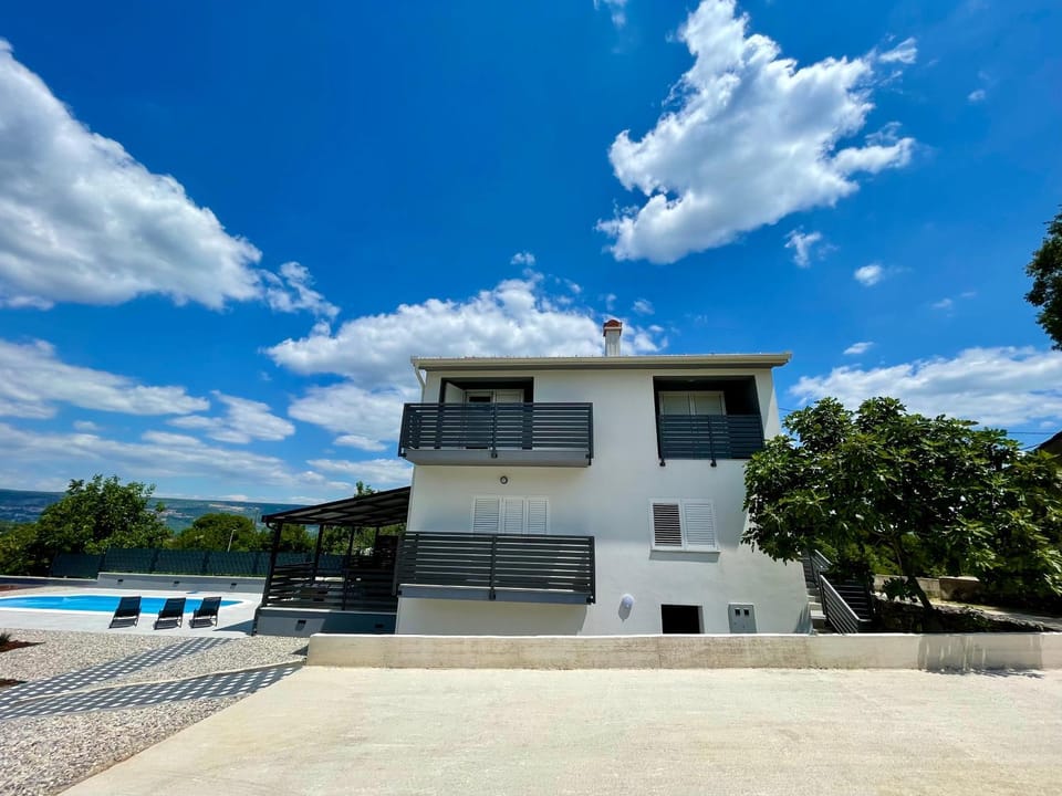 Property building, Day, Natural landscape, Pool view, Swimming pool