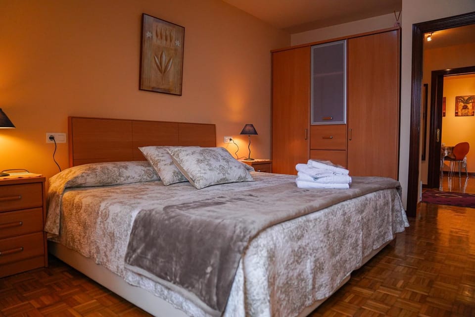 Bed, Photo of the whole room, Bedroom, towels