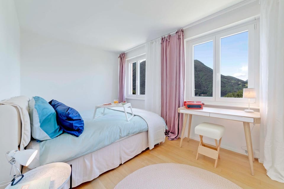 Bed, Photo of the whole room, Bedroom