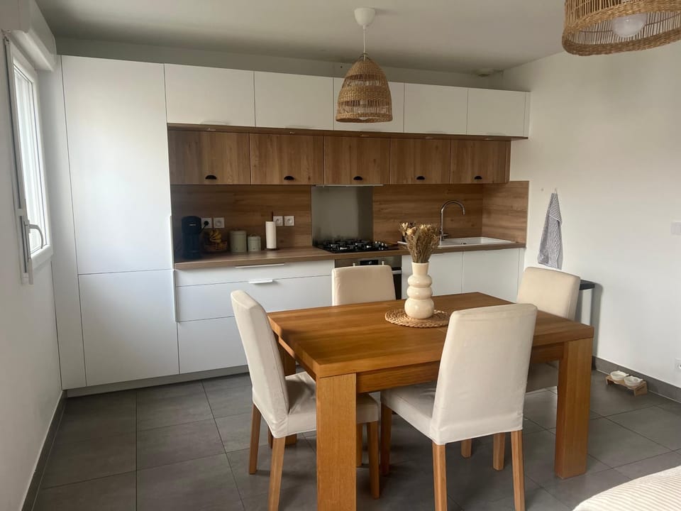 Kitchen or kitchenette, Dining area, stove