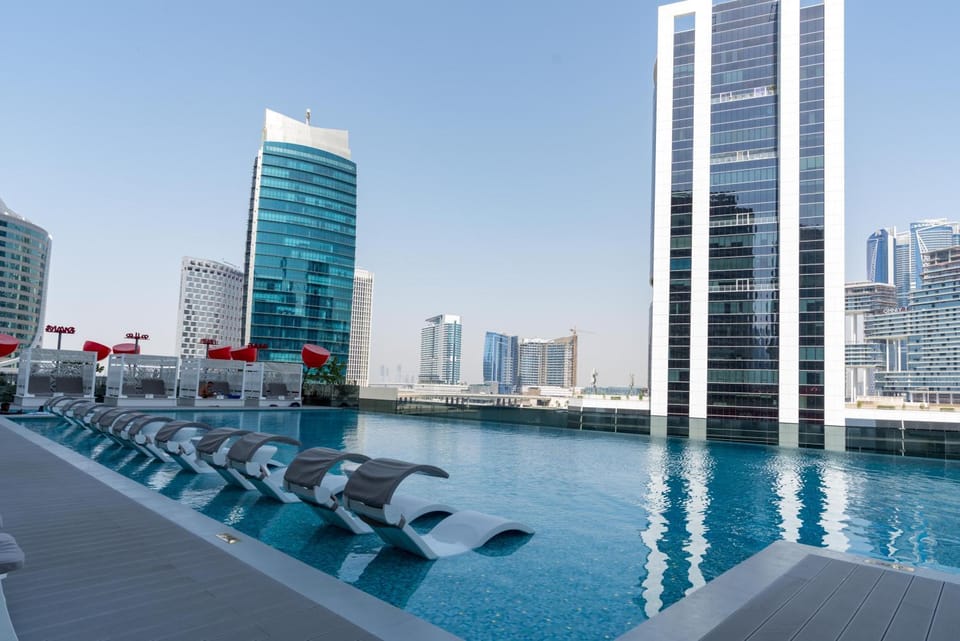 Property building, City view, Pool view, Swimming pool, Swimming pool, sunbed