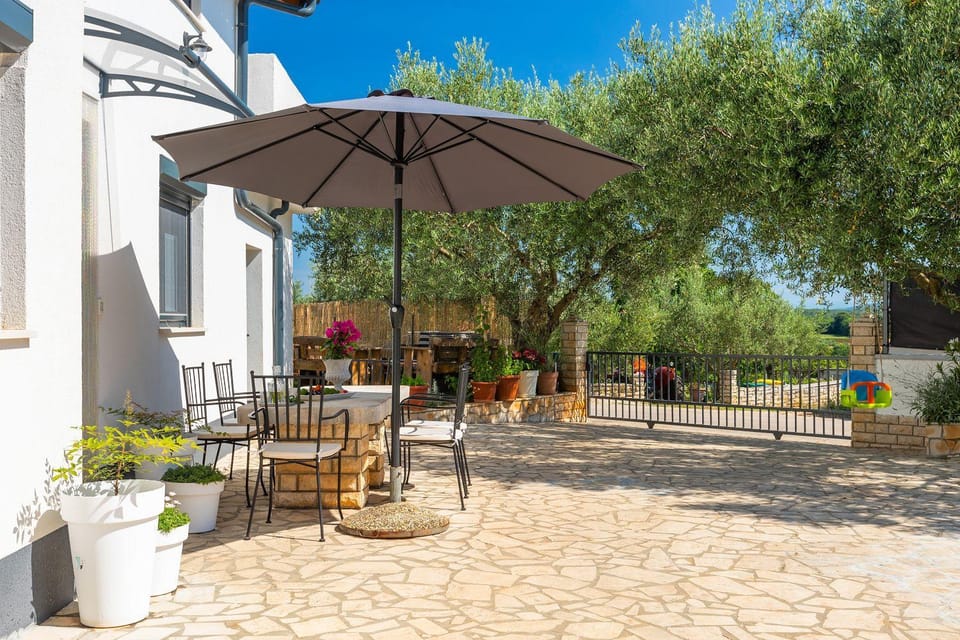 Romantisches Ferienhaus mit Jacuzzi, BBQ, WiFi House in Istria County