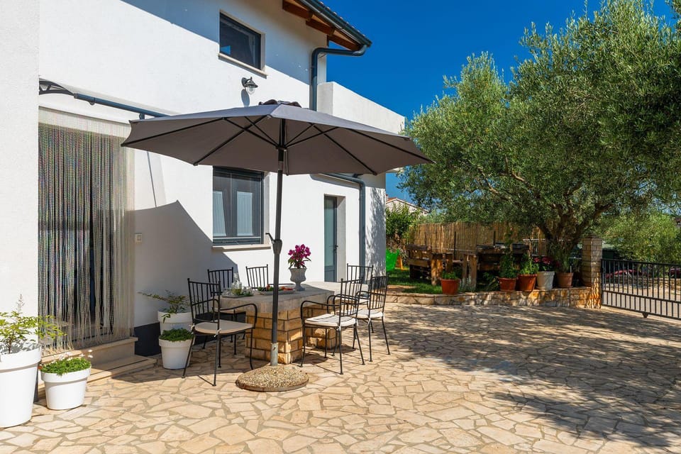 Romantisches Ferienhaus mit Jacuzzi, BBQ, WiFi House in Istria County