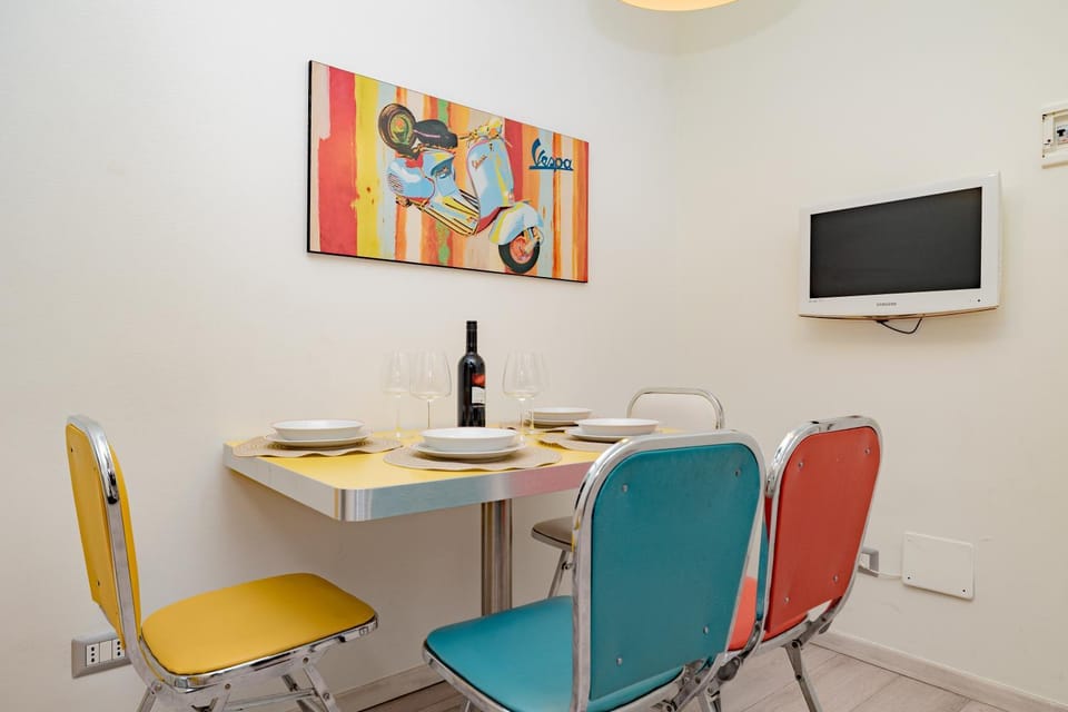 Communal lounge/ TV room, TV and multimedia, Living room, Seating area, Dining area