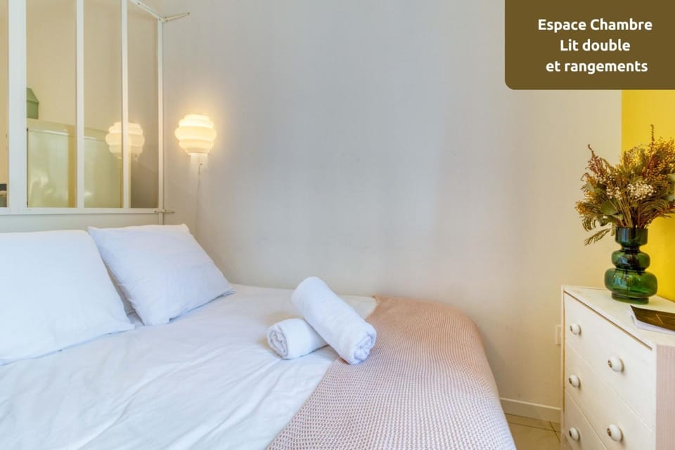 Bed, Photo of the whole room, towels