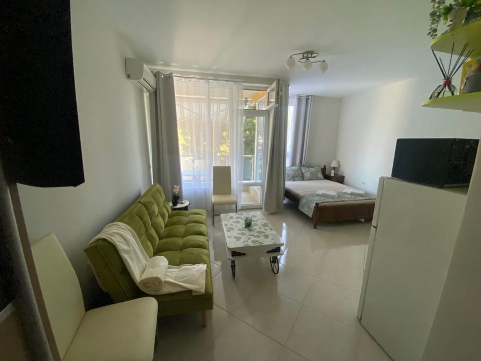 Bed, TV and multimedia, Living room, Photo of the whole room, Seating area, Bedroom