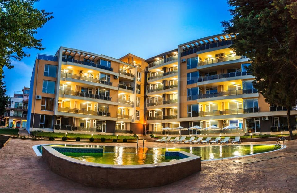 Property building, Day, Pool view, Swimming pool, Location, sunbed