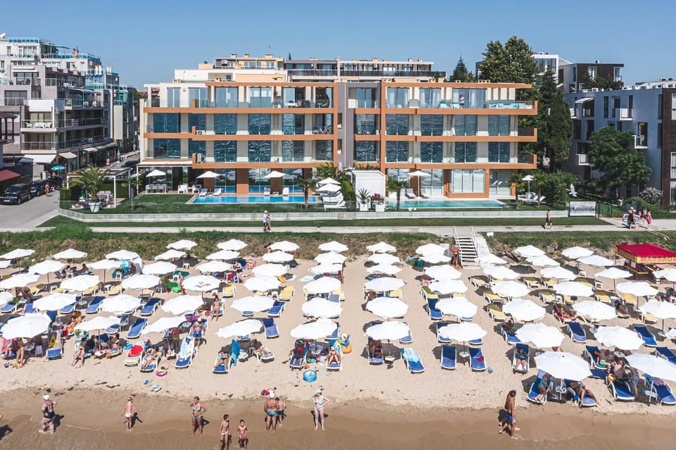 Property building, Day, People, Natural landscape, Beach, Pool view, Sea view, Swimming pool, Location, group of guests, sunbed