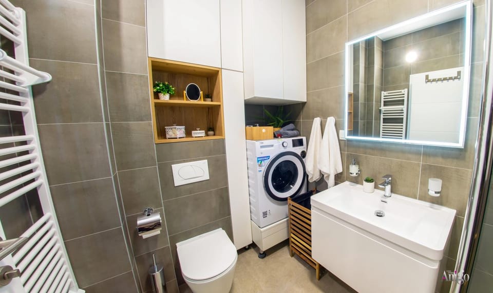 Shower, Toilet, Bathroom, towels, washing machine