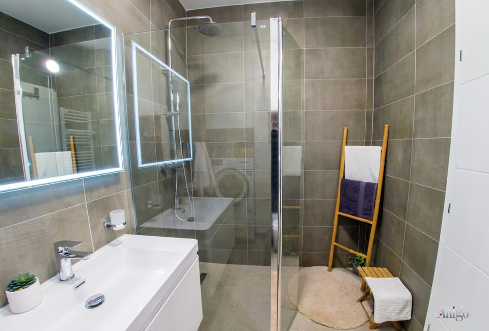 Shower, Toilet, Bathroom, towels