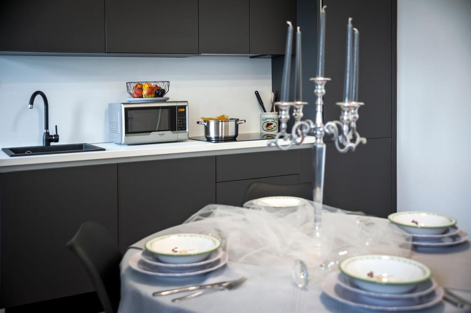 Kitchen or kitchenette, Dining area