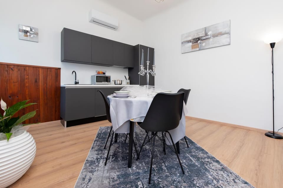 Dining area, kitchen