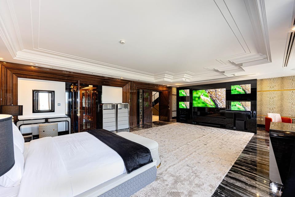 Bed, TV and multimedia, Seating area