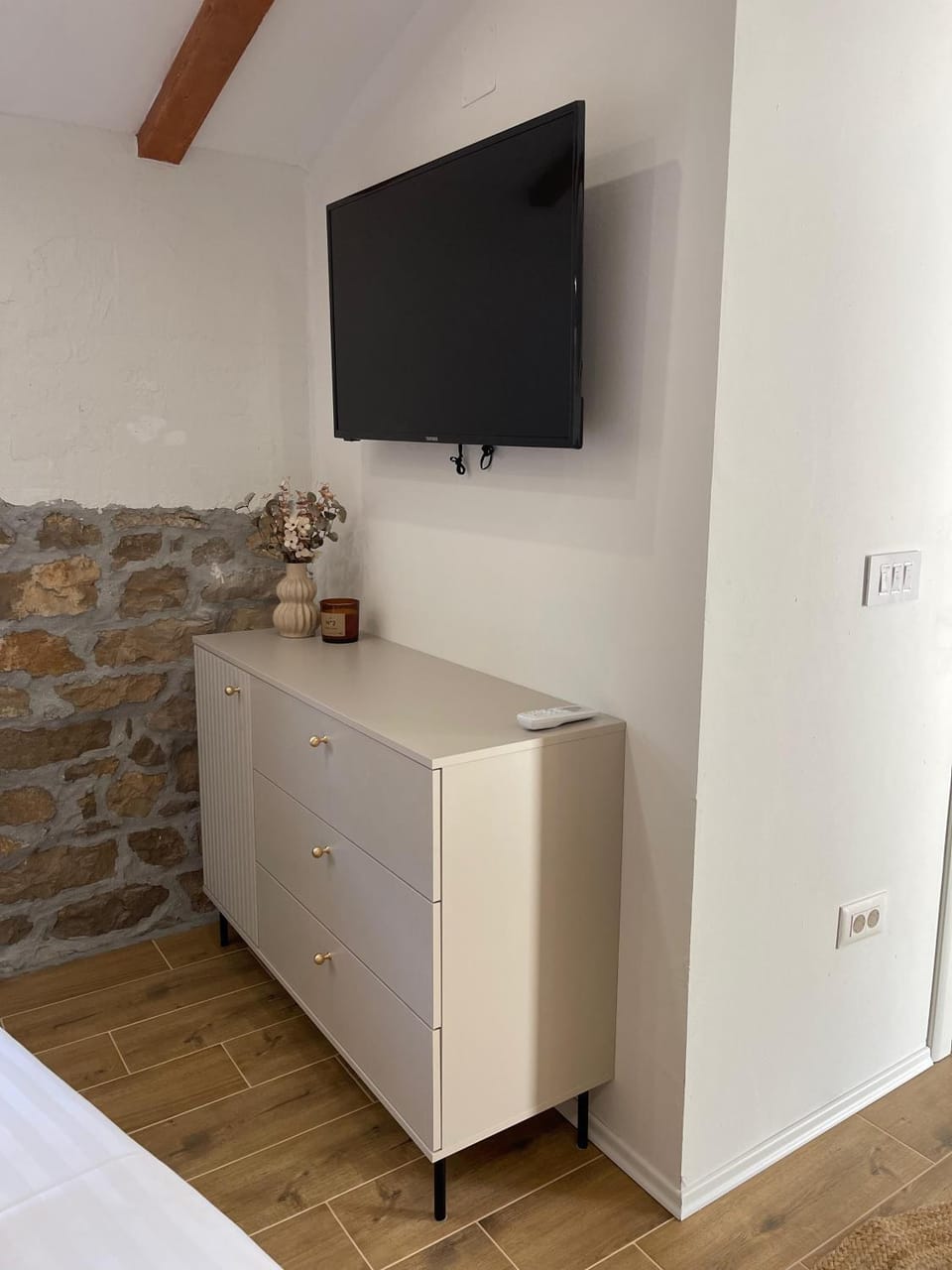 Bed, TV and multimedia