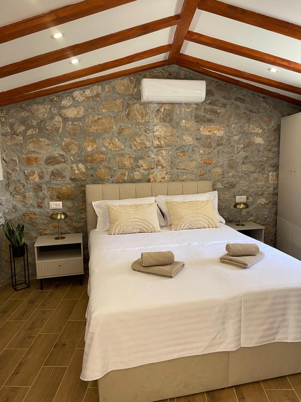 Bed, Bedroom, towels