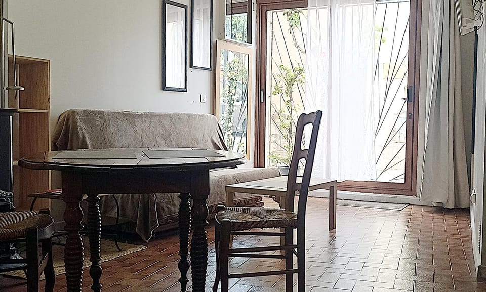 TV and multimedia, Seating area, Dining area