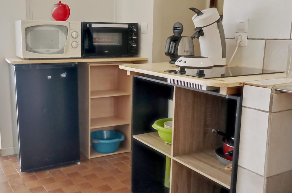 Kitchen or kitchenette, oven, stove
