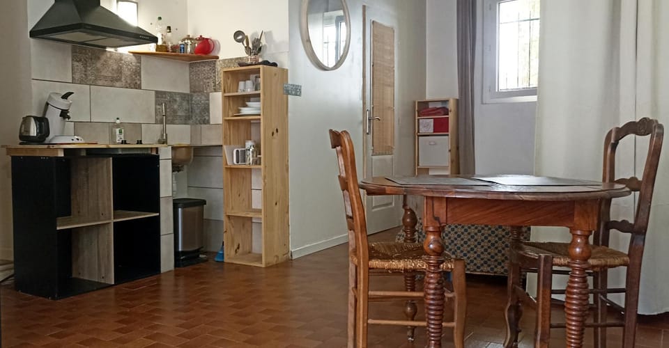 Kitchen or kitchenette, Dining area