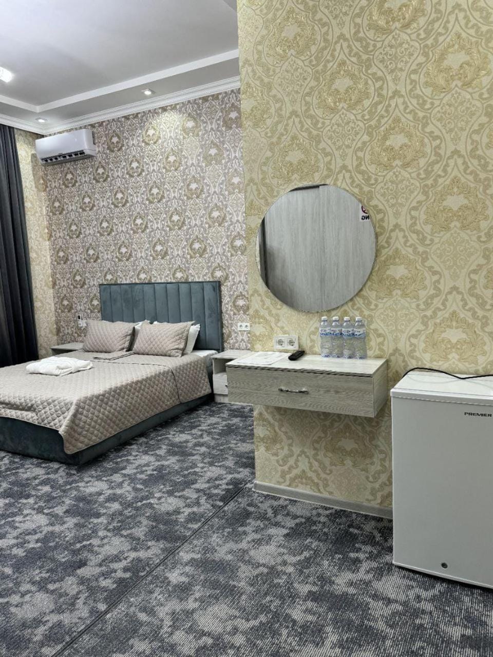 Bed, Living room, Photo of the whole room, Bedroom