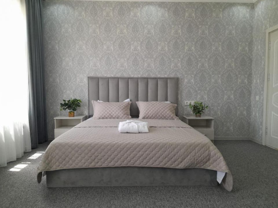 Photo of the whole room, Bedroom, towels