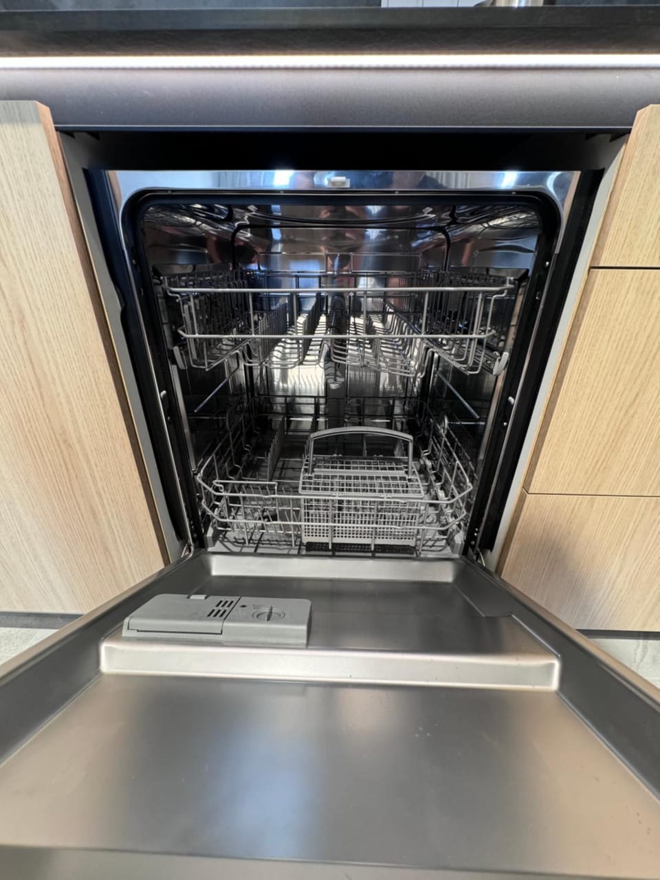 Kitchen or kitchenette, dishwasher