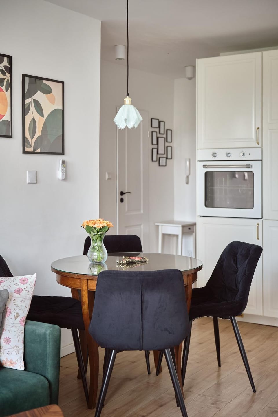 Kitchen or kitchenette, Living room, Seating area, Dining area, oven, stove