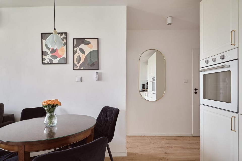 Kitchen or kitchenette, Living room, Seating area, Dining area
