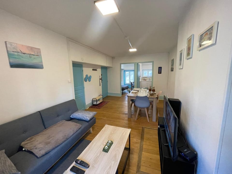 TV and multimedia, Living room, Seating area, Dining area