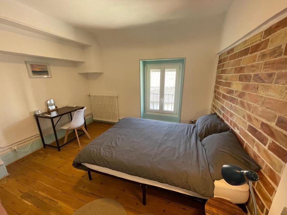Bed, Photo of the whole room, Seating area, Bedroom