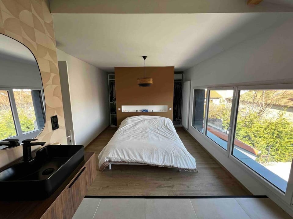 Photo of the whole room, Bedroom