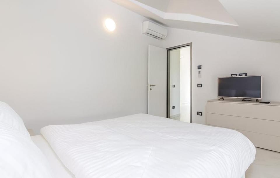 Bed, TV and multimedia, Bedroom, wardrobe