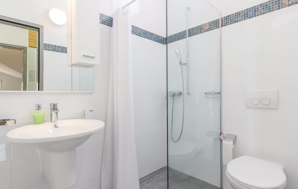 Shower, Toilet, Bathroom, towels