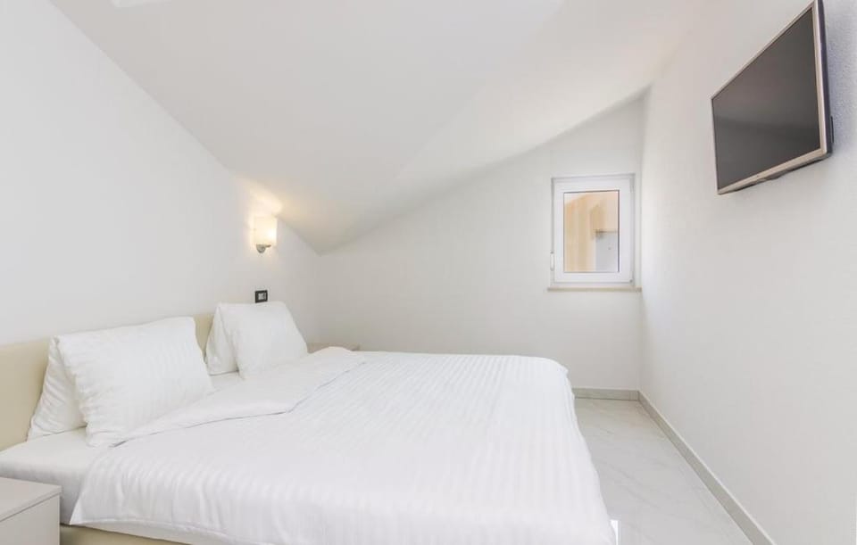 Bed, TV and multimedia, Bedroom, air conditioner