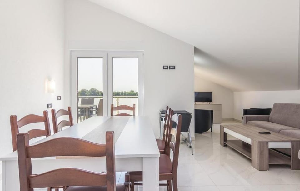 TV and multimedia, Kitchen or kitchenette, Living room, Seating area, Dining area