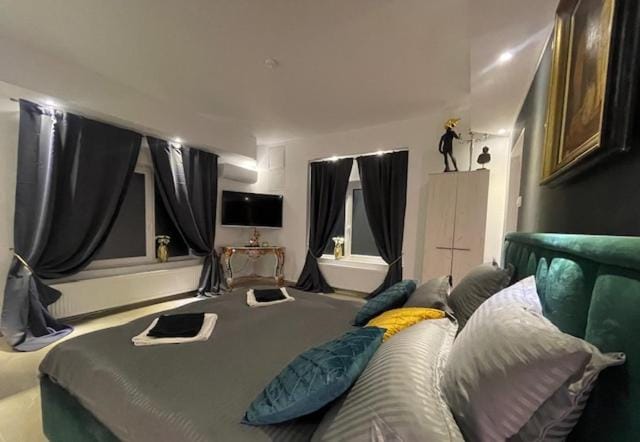 Bed, TV and multimedia, Bedroom