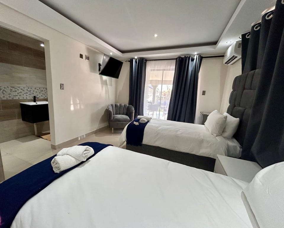 Bed, TV and multimedia, Photo of the whole room, Seating area, Bedroom