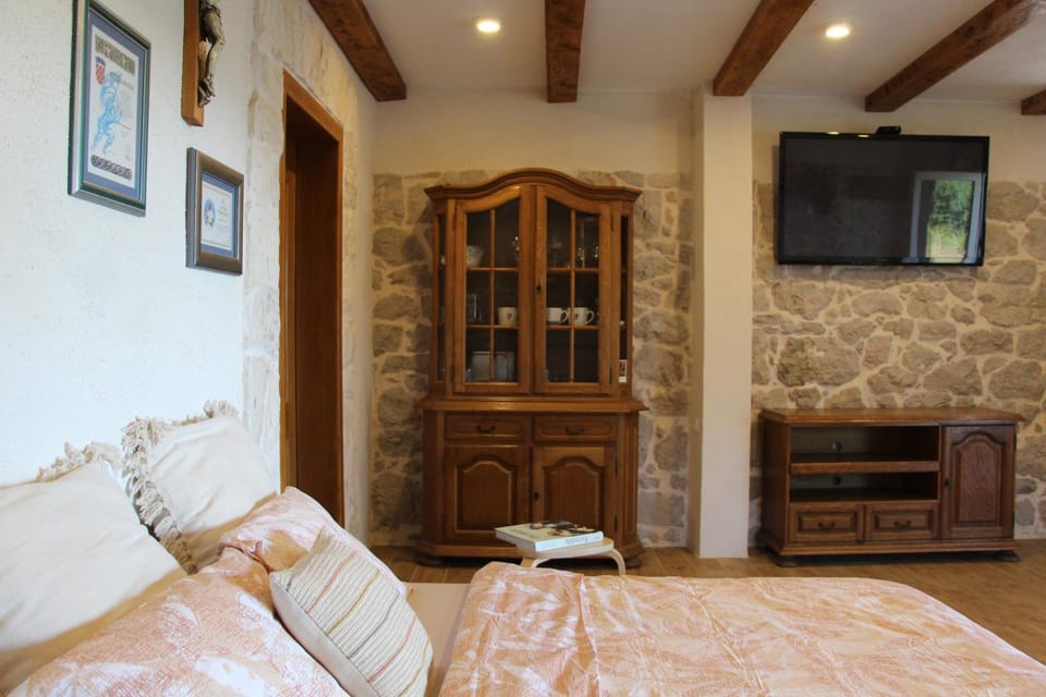 Bed, TV and multimedia, Living room