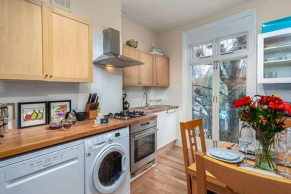 Lovely 2-bed flat next to Oval Cricket Ground Apartment in London
